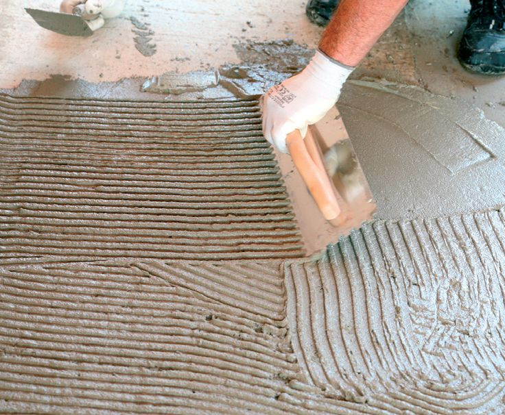 Wysokoelastyczną zaprawę klejową nanosi się na podłoże