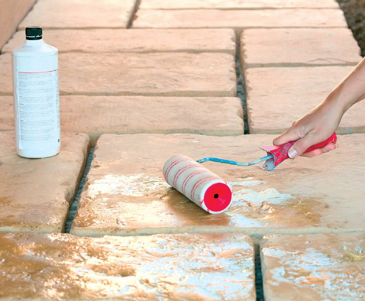 okładzinę warto zaimpregnować - zabieg ten wykonuje się za pomocą wałka