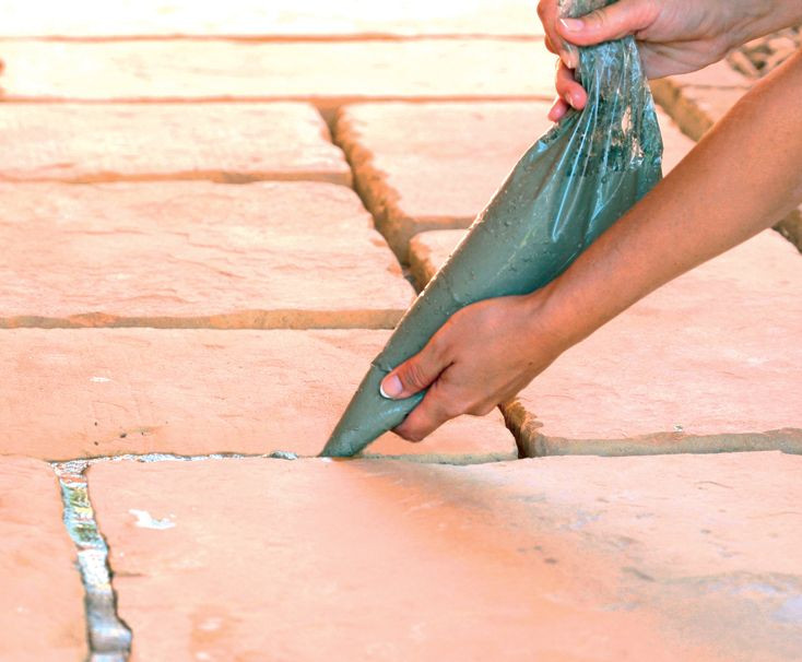 Fugowanie: Zaprawę najłatwiej aplikować za pomocą woreczka