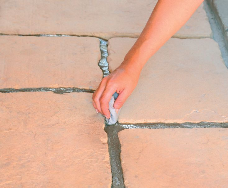 Fugowanie: krawędzie płyt czyścimy wilgotną gąbką lub ściereczką