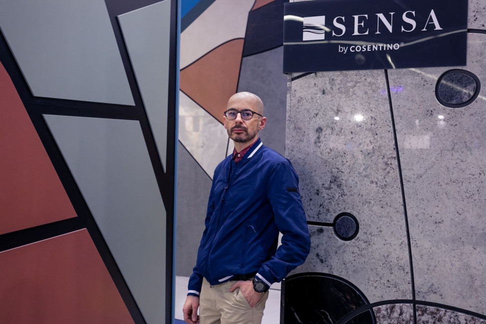 Szymon Hanczar, projektant stosika Cosentino na targach Warsaw Home & Contract
