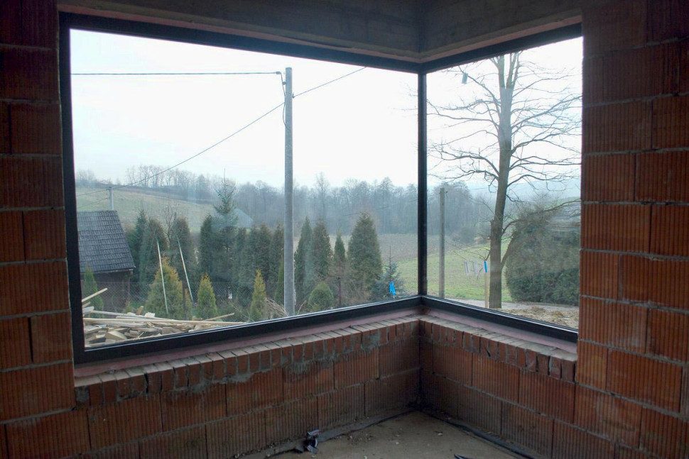 Okno narożne ze stepem