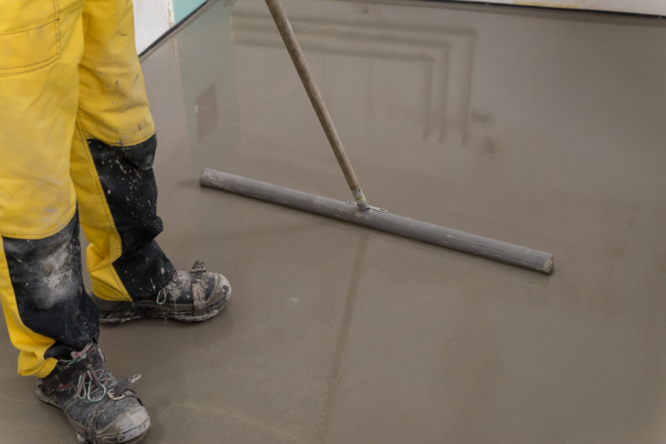 Rozprowadzanie wylewki samopoziomującej