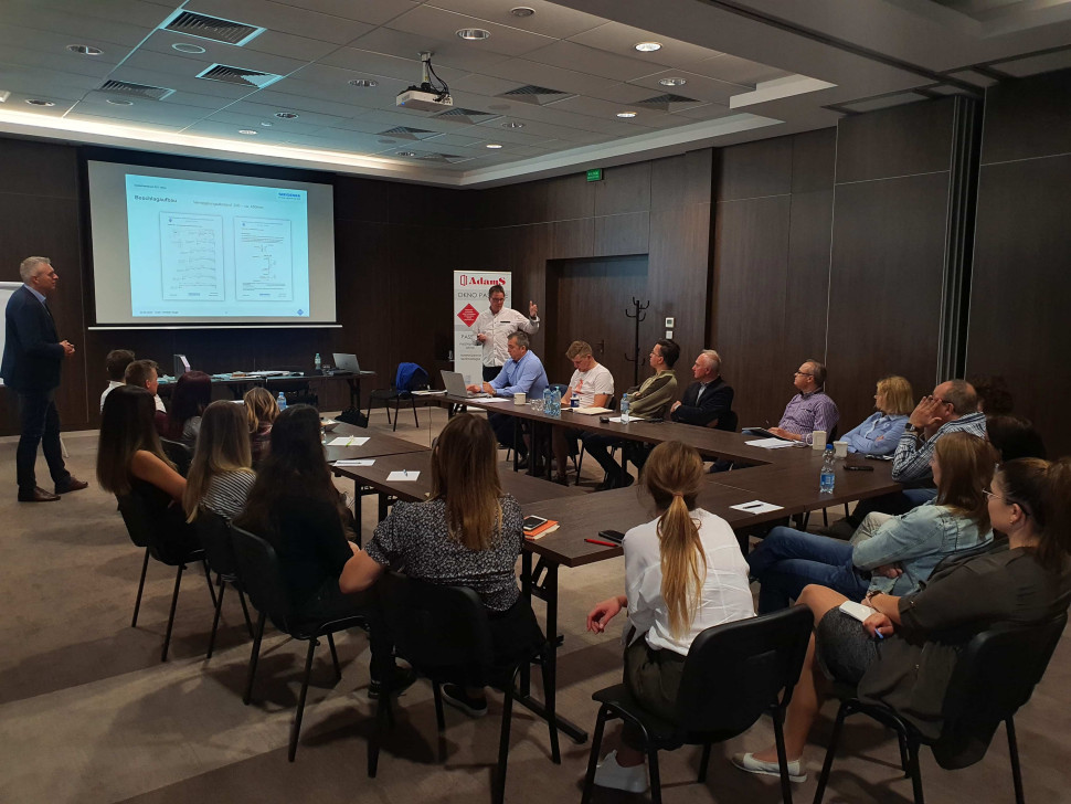 Pracownicy AdamS podczas szkolenia o konstrukcjach okien antywłamaniowych RC3