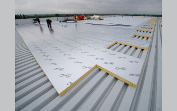 Termomodernizacja dachów płaskich za pomoca płyt Eurothane® Silver