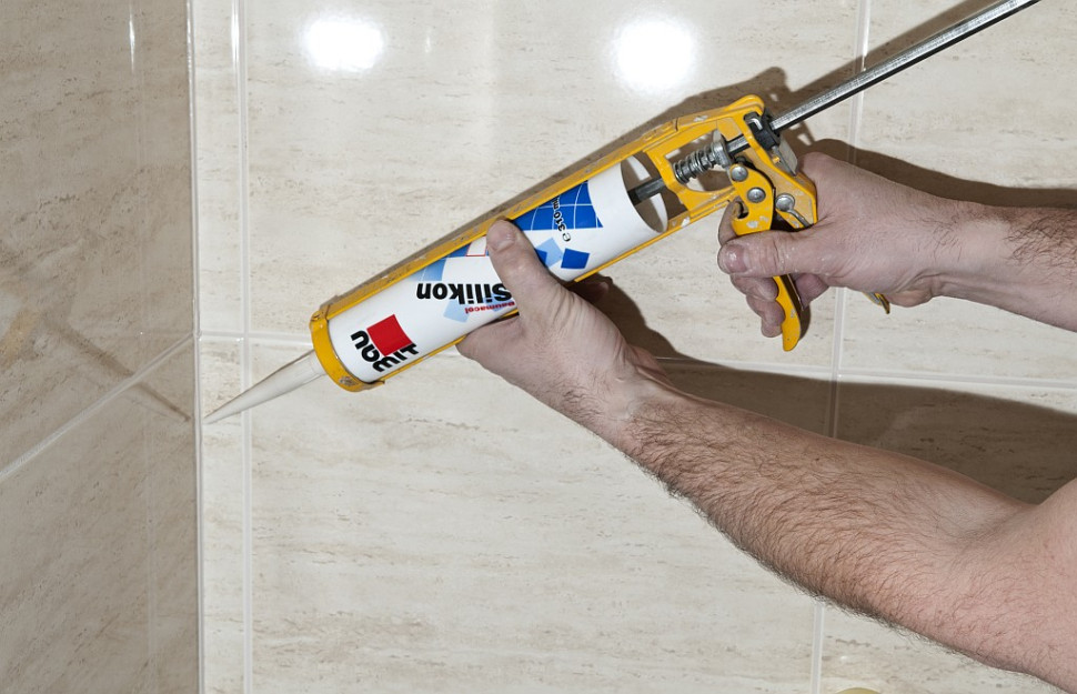 W narożach oraz miejscach styku różnych materiałów wymagane jest zastosowanie silikon. Baumit