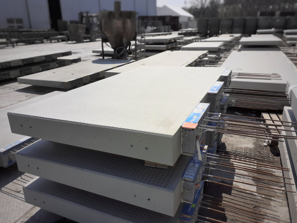 Balkon prefabrykowany z łącznikami Schöck  Isokorb®. Fot. Klinika Betonu