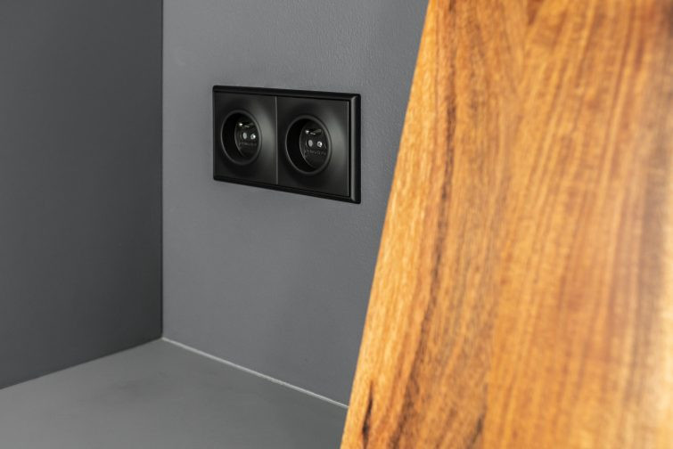 Gniazdka zamontowane w dogodnym miejscu. fot. Jan Hewner dla ABB