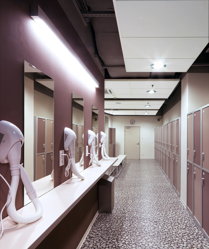 Szklane lustra w szatni. fot. NSG Group