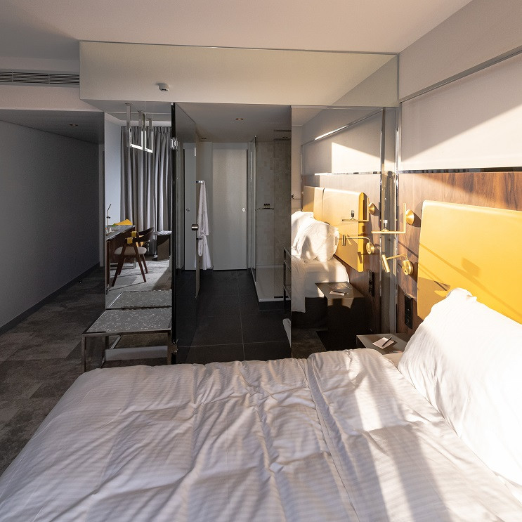 Lustrzana ścianka działowa. fot. NSG Group