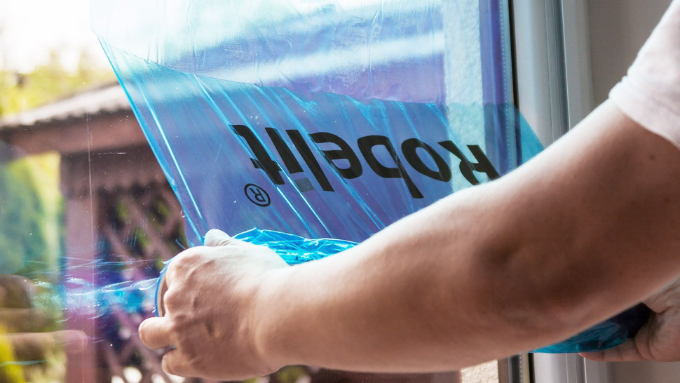 Folia samoprzylepna zabezpieczała szybę okna na czas remontu. fot. Robelit