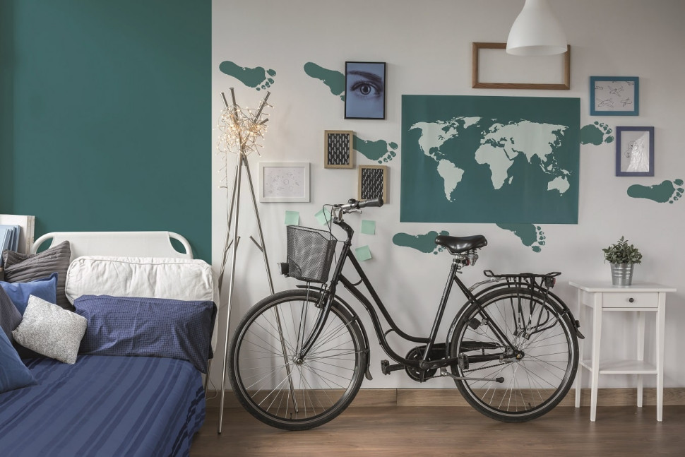 Rower na tle ściennej mapy ściennej mapy pomalowanej farbą w kolorze Cleopatra z palety Beckers Designer Colour