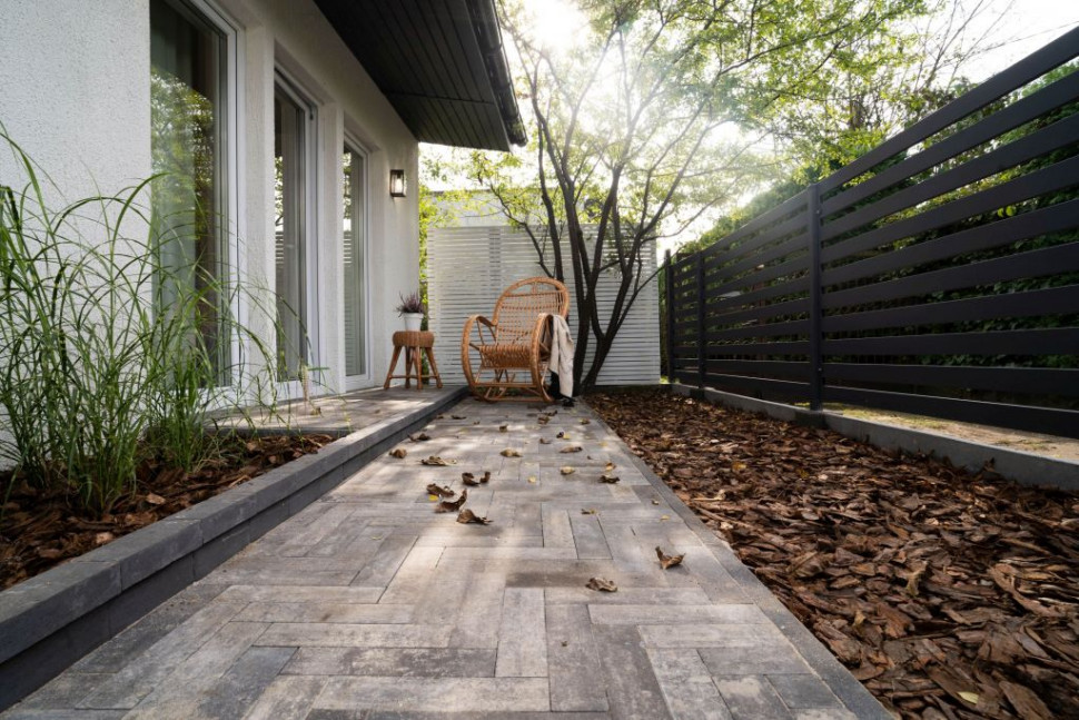 Opaska wokół odmu ułożóna w jodełkę z płyt Metrik. fot. Polbruk