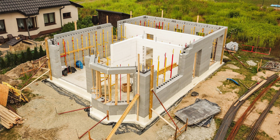 Widok z góry placu budowy, na którym jest wznoszony budynek w technologii IZODOM2000