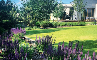 Ogród nowocześnie wpisany w otoczenie