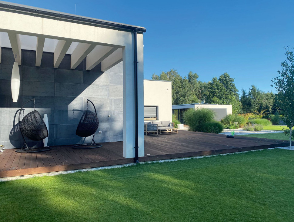 Główny taras ma powierzchnię 108 m2 i wykonano go z ryflowanego drewna egzotycznego tatajuba