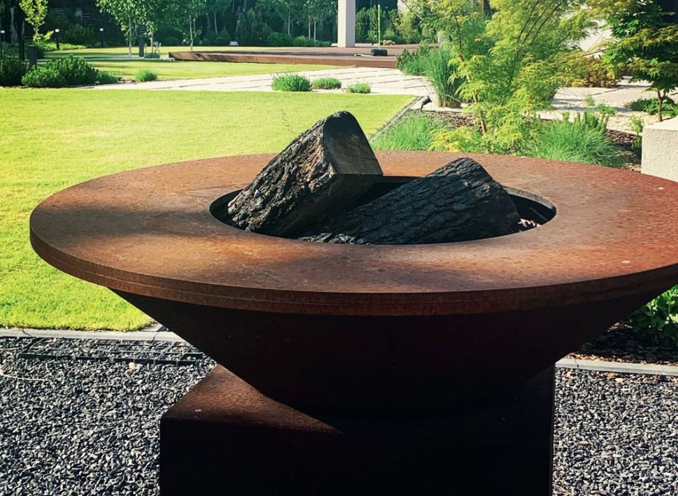 Dekoracyjne palenisko, wykonane ze stali korten