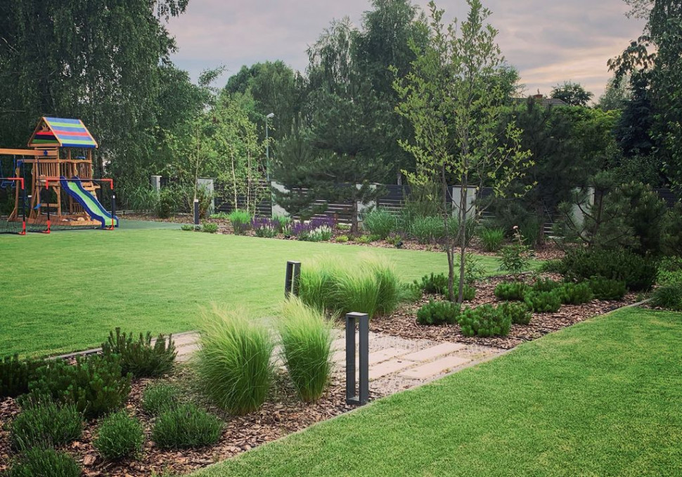 W zachodnim narożniku działki znajduje się plac zabaw dla dzieci (widoczny z głównego tarasu i salonu)