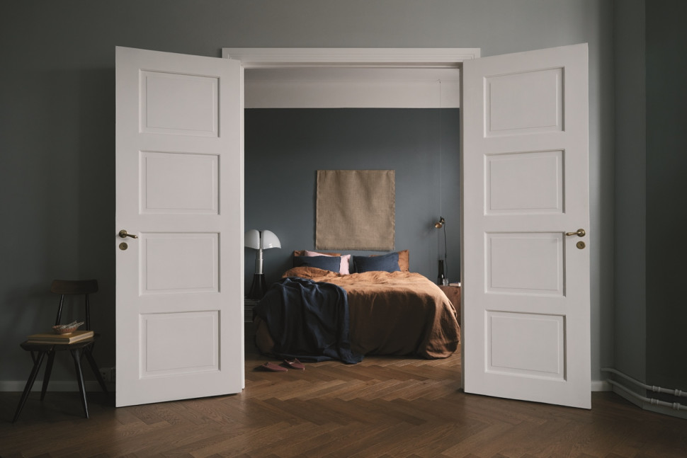 Ciemnoszara ściana w kolorze S500 Surf z palety Tikkurila Symphony