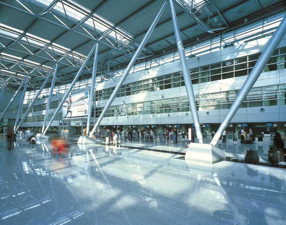 Przeszklenia ogniochronne wykorzystane w hali lotniska. fot. Pilkington IGP (NSG Group)