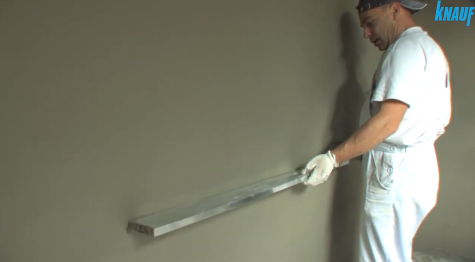 Sprawdzenie poziomnicą pionów i poziomów