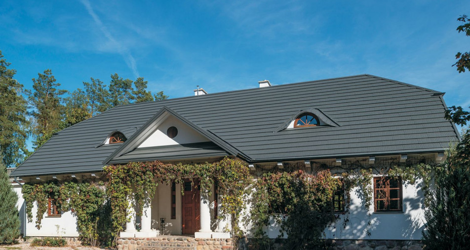 Co różni dach jednospadowy od wielospadowego?