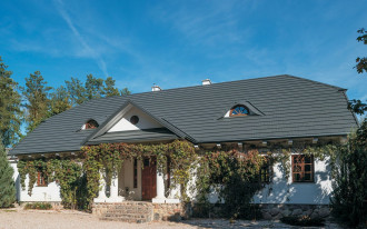 Co różni dach jednospadowy od wielospadowego?