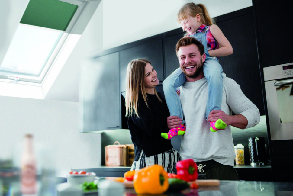 Rodzina w kuchni na poddaszu