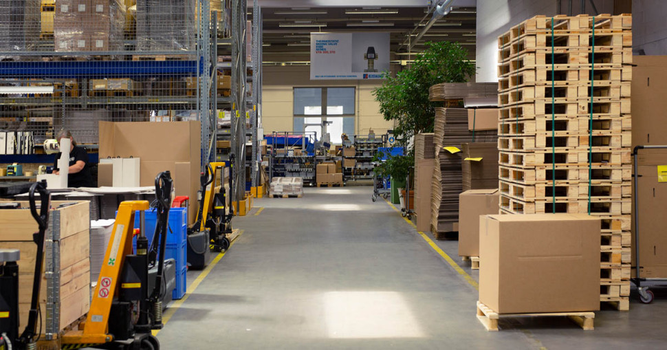 Wnętrzne nowego budynku rozbudowanej fabryki ESBE w Szwecji