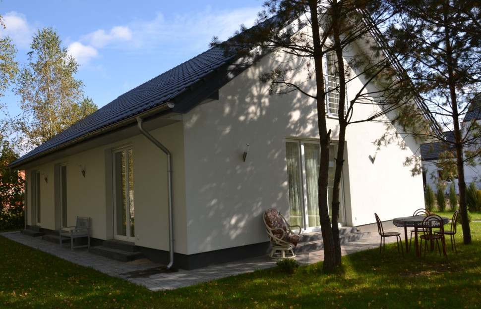 Mury zbudowano z poryzowanego szlifowanego pustaka ceramicznego, ocieplono styropianem i wykończono nanotynkiem silikonowym