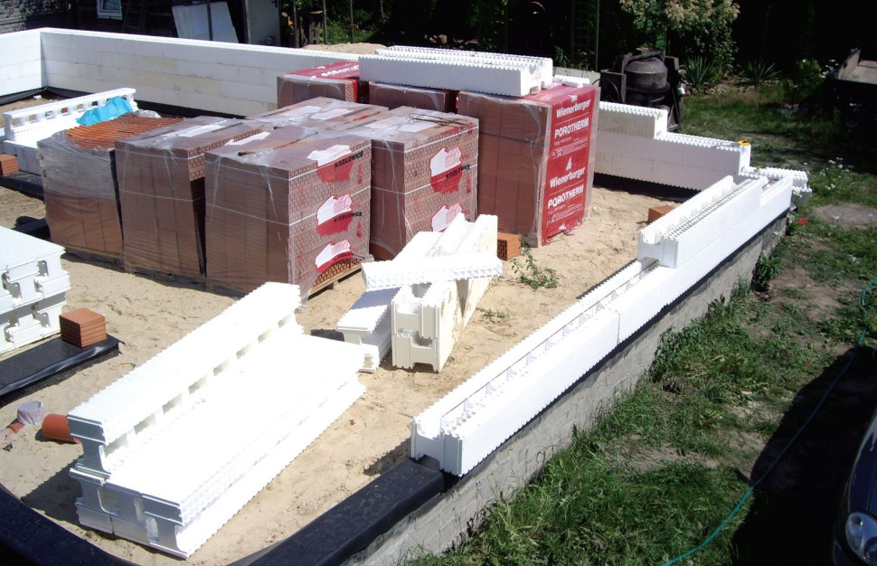 Długie kształtki łączy się na zamki i profile, a nie na zaprawę klejową