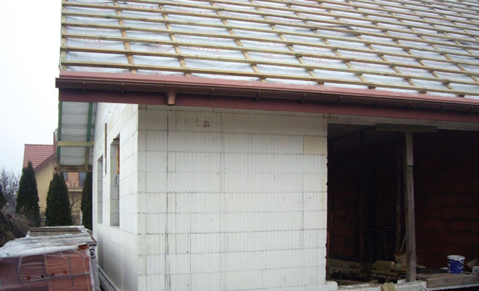 Gotowa ściana ma wewnątrz stalowe zbrojenie i rdzeń z betonu B20