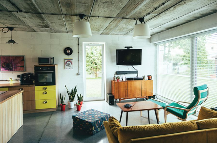 Ściany z bloczków betonu komórkowego
pomalowano (bez tynkowania) przemysłową
białą farbą.