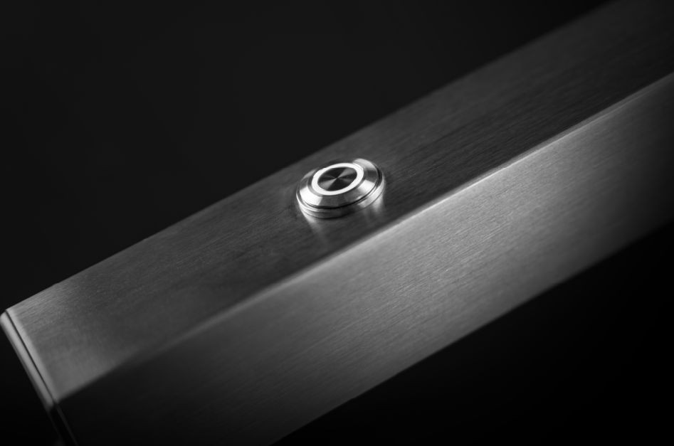 Przycisku można wygodnie użyć za pomocą palca wskazującego