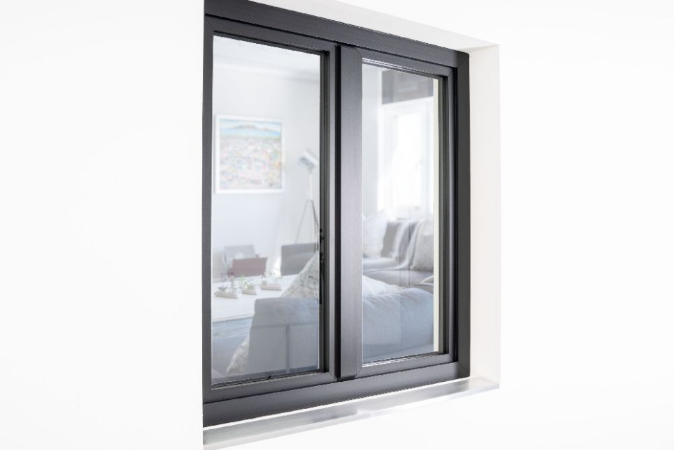 System okienno-drzwiowy aCUBE firmy AWILUX doskonale wpasowuje się w estetykę współczesnego budownictwa. fot. AWILUX