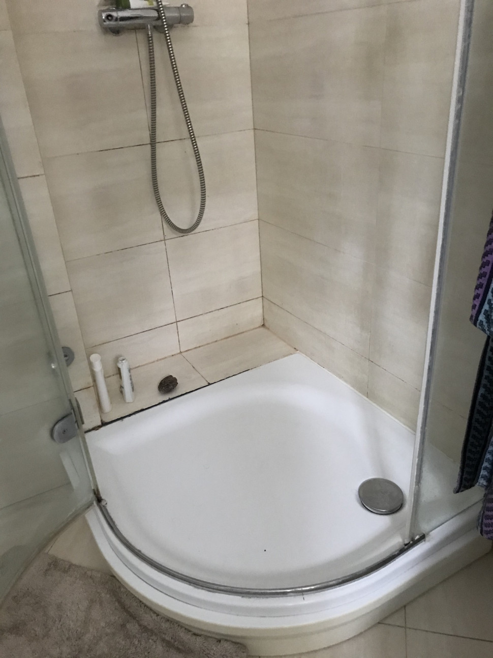 Poprzednia kabina miała brodzik akrylowy i szklane ścianki.