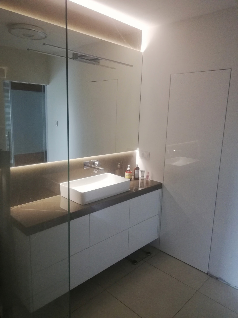 Pralnia oddzielona chowanymi drzwiami