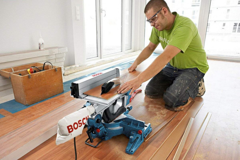Zazwyczaj ostatni panel jest przycinany wyrzynarką i nie może być krótszy niż 40 cm, fot. Bosch.