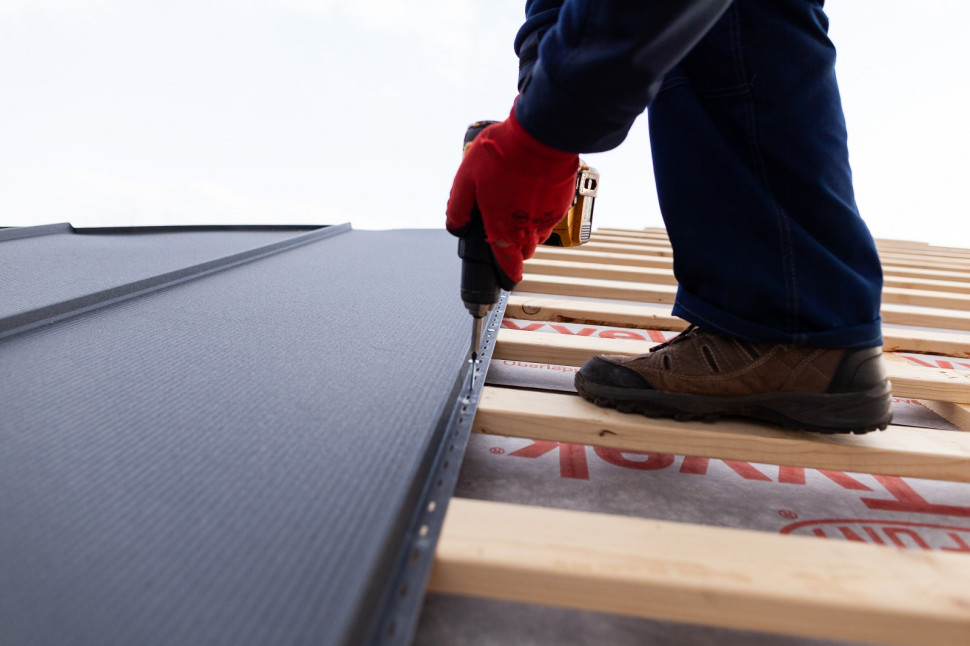 Przykręcanie arkuszy blachy do drewnianych łat