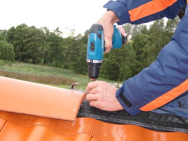 Montaż elementów na kalenicy