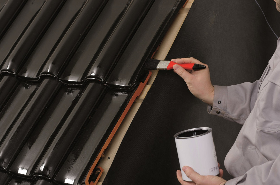 Malowanie farbą akrylową dociętych dachówek