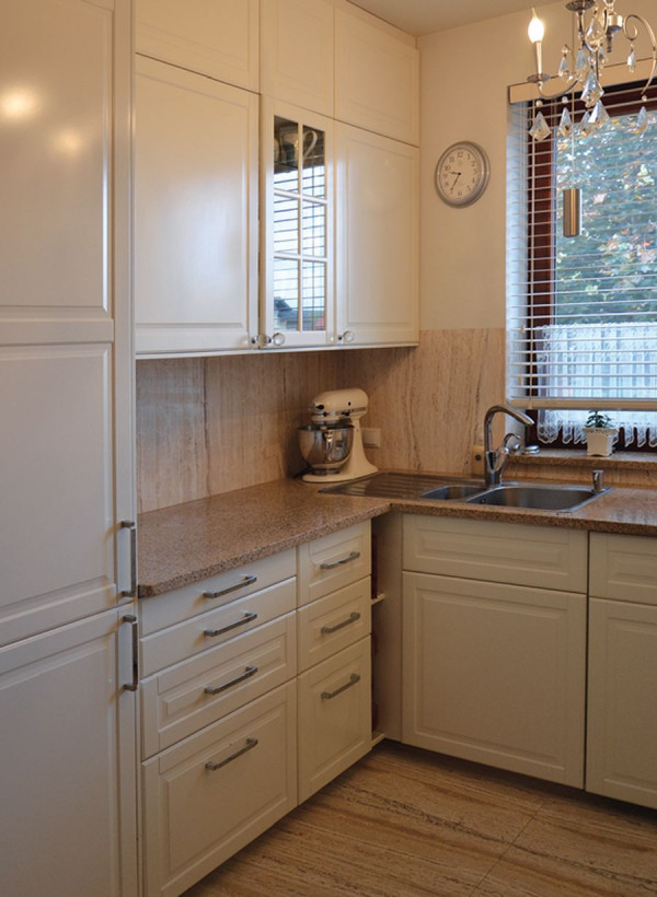 Nowa systemowa zabudowa, z lodówką zabudowaną w słupku oraz posadzka z trawertynu