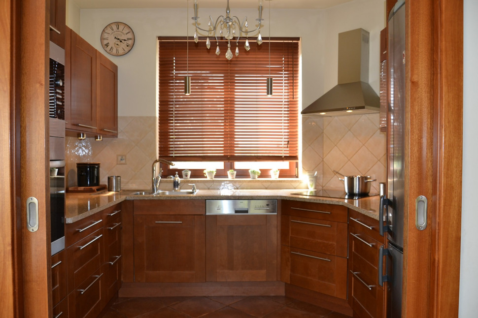 Poprzednia zabudowa z piekarnikiem i mikrofalówką po lewej stronie (widocznej z salonu)