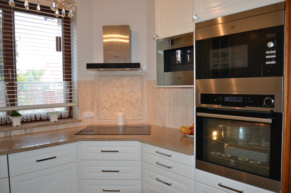 Piekarnik i mikrofalówkę zamontowano po prawej
stronie