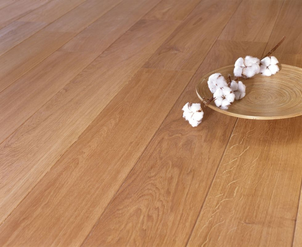 Drewniana podłoga pokryta lakierem V33