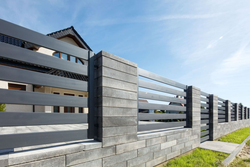 Ogrodzenie Neo z ażurowymi przęsłami z oferty Polbruk