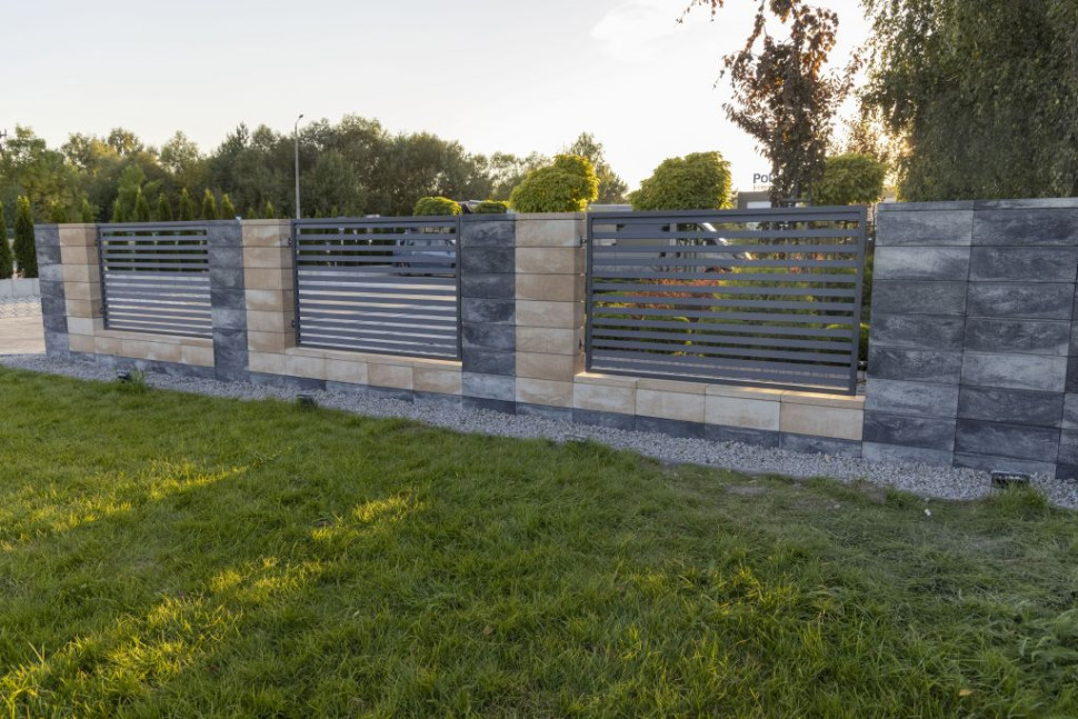 Ogrodzenie Murro z azurowymi przęsłami z oferty Polbruk