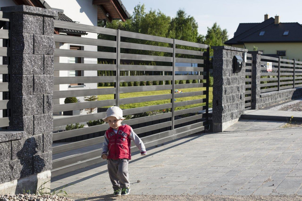 Ogrodzenie Antara II z ażurowymi przęsłami z oferty Polbruk