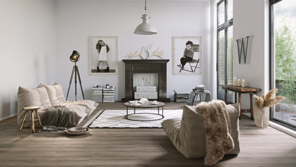 Podłoga wineo 1200 w pokoju z kominkiem