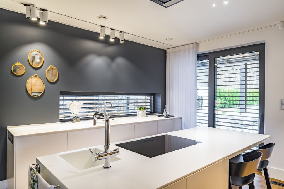 W kuchni doświetlonej oknami KRISPOL widać świąteczny nastrój